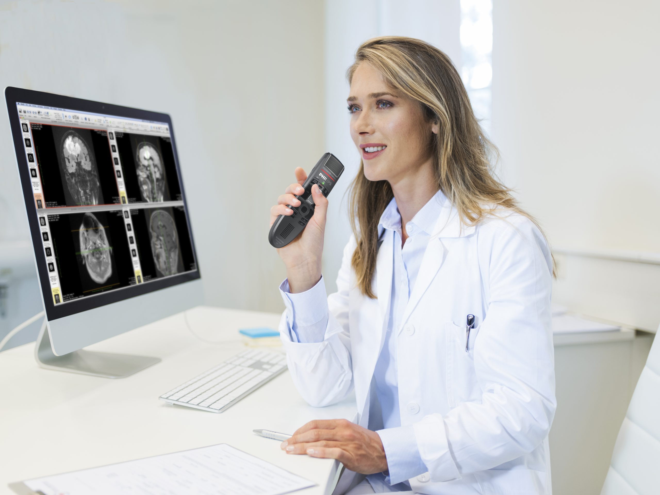 smp4010_philips-speechmike-premium-air_female-physician-at-desk_1676