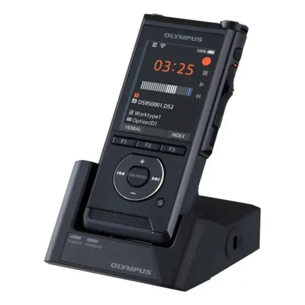 Dictaphone numérique Olympus DS-9000 posé sur sa station d’accueil
