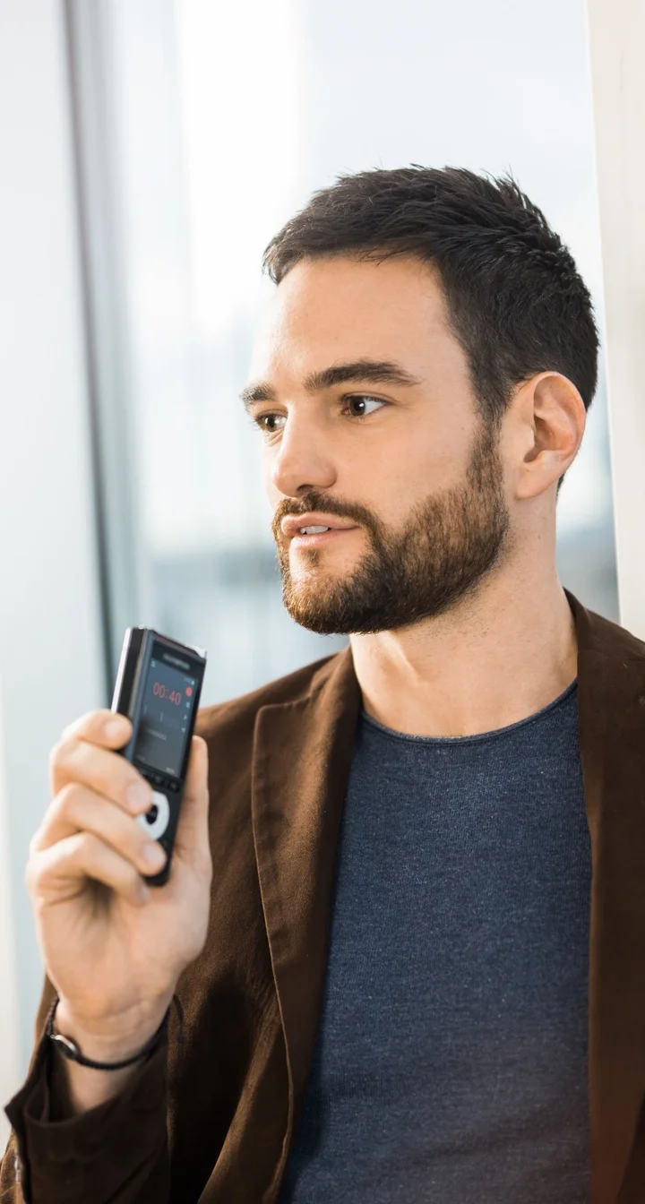 Professionnel dictant sur un appareil à dicter